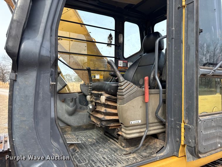 image for item ES5821 2006 John Deere 200C LC excavator