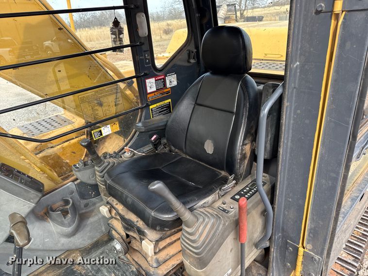 image for item ES5821 2006 John Deere 200C LC excavator