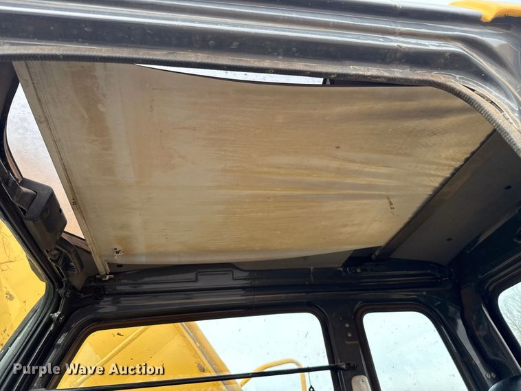 image for item ES5821 2006 John Deere 200C LC excavator