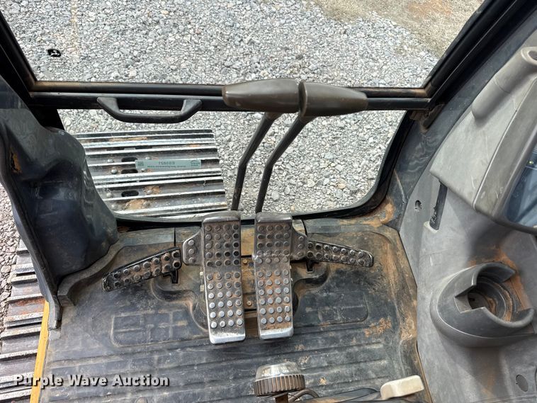 image for item ES5821 2006 John Deere 200C LC excavator