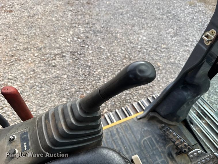 image for item ES5821 2006 John Deere 200C LC excavator