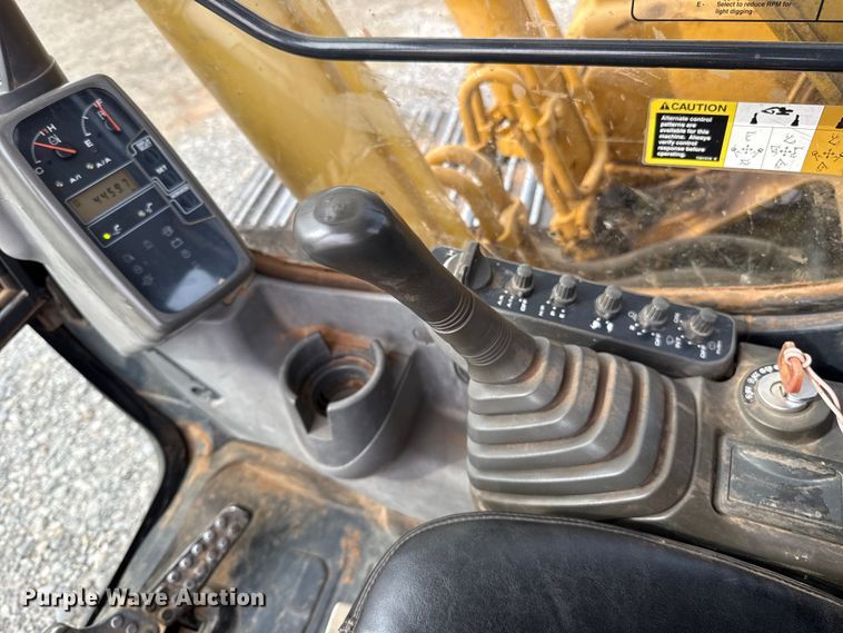 image for item ES5821 2006 John Deere 200C LC excavator