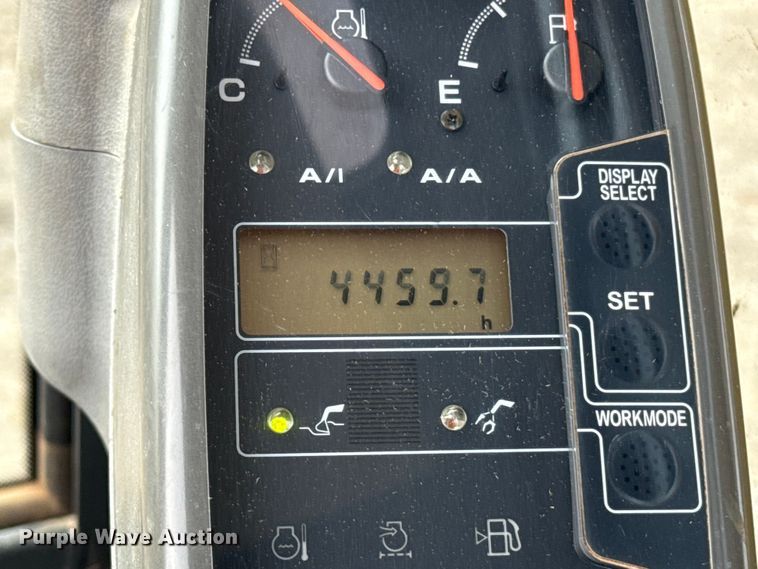 image for item ES5821 2006 John Deere 200C LC excavator