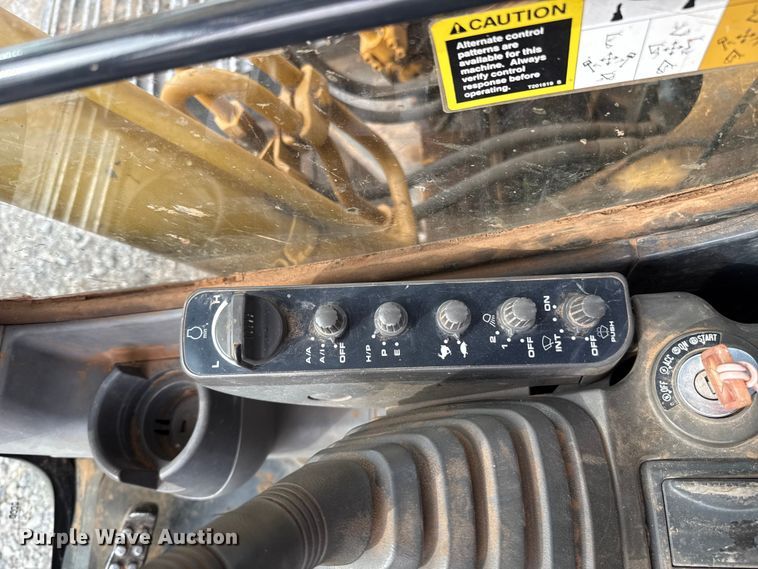 image for item ES5821 2006 John Deere 200C LC excavator