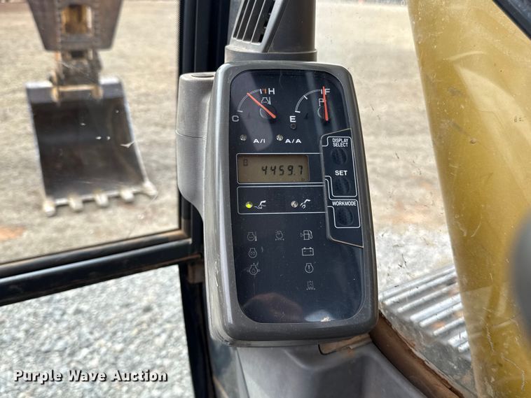 image for item ES5821 2006 John Deere 200C LC excavator