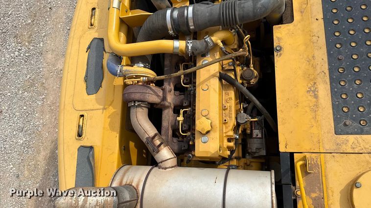 image for item ES5821 2006 John Deere 200C LC excavator