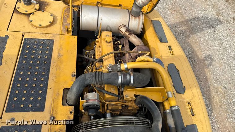 image for item ES5821 2006 John Deere 200C LC excavator