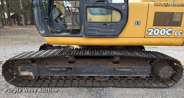 image for item ES5821 2006 John Deere 200C LC excavator