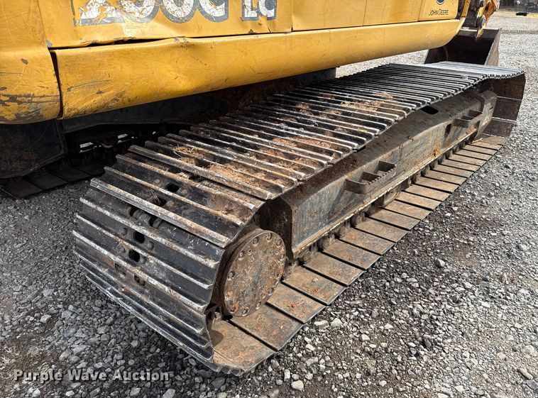 image for item ES5821 2006 John Deere 200C LC excavator