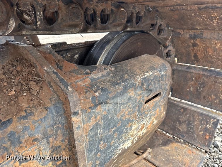 image for item ES5821 2006 John Deere 200C LC excavator