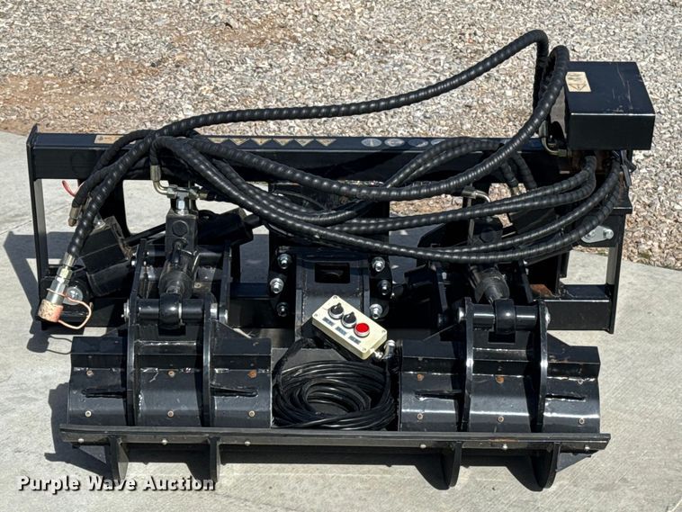 image for item ES5878 2025 AGT SSPOC skid steer pole clamp