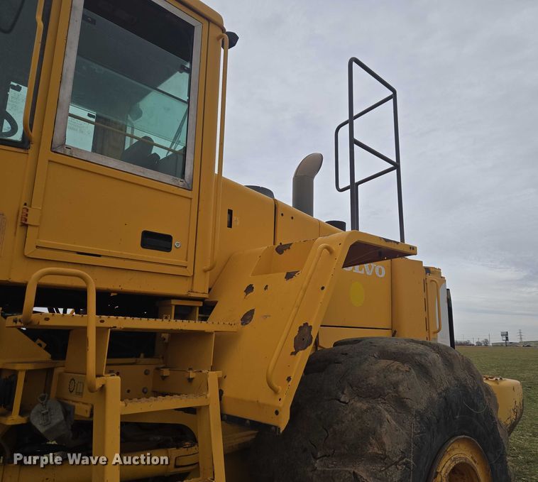 image for item ET1277 2004 Volvo L220E wheel loader