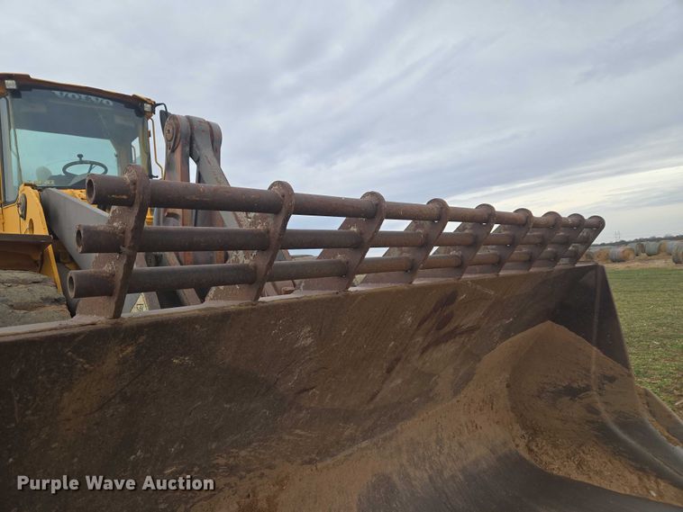 image for item ET1277 2004 Volvo L220E wheel loader