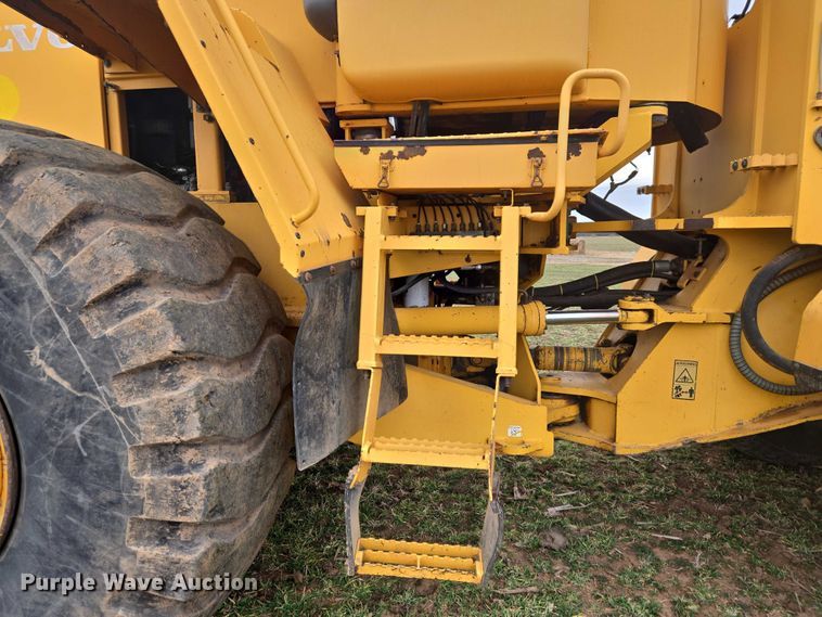 image for item ET1277 2004 Volvo L220E wheel loader