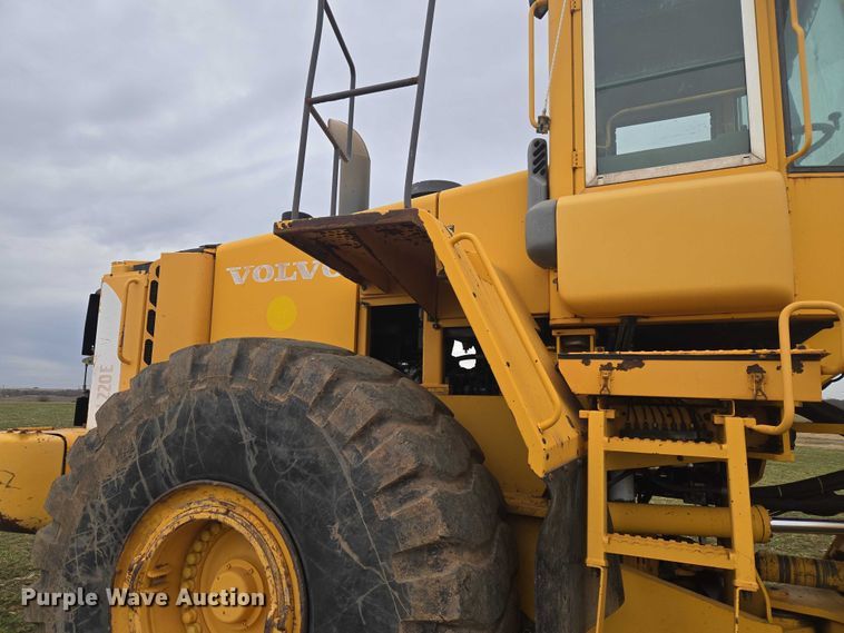 image for item ET1277 2004 Volvo L220E wheel loader