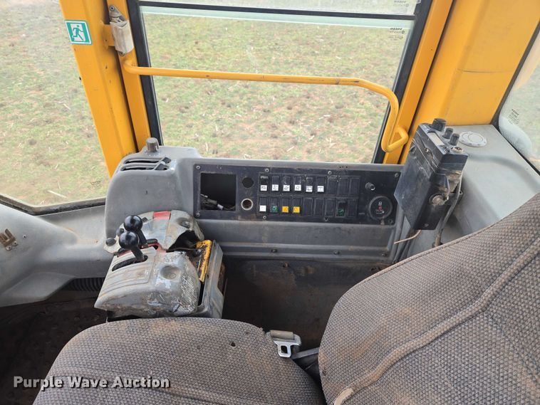 image for item ET1277 2004 Volvo L220E wheel loader