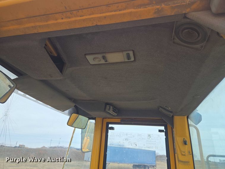 image for item ET1277 2004 Volvo L220E wheel loader