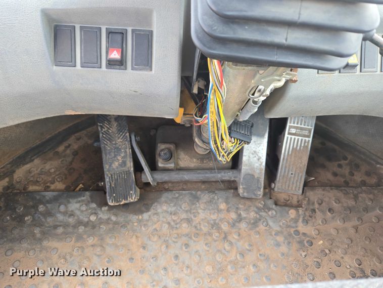 image for item ET1277 2004 Volvo L220E wheel loader