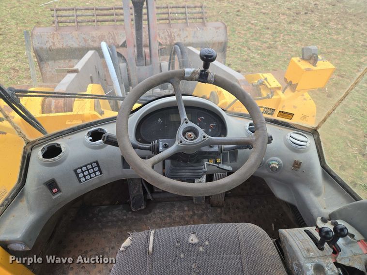 image for item ET1277 2004 Volvo L220E wheel loader