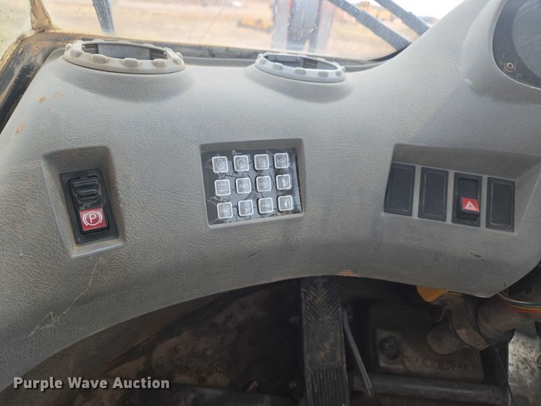 image for item ET1277 2004 Volvo L220E wheel loader