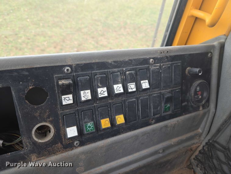 image for item ET1277 2004 Volvo L220E wheel loader