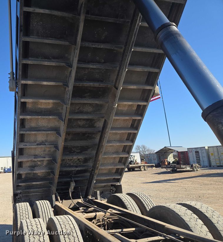 image for item ET1282 2006 Sterling A9500 dump truck