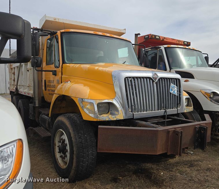 image for item ET1295 2002 International 7400 dump truck