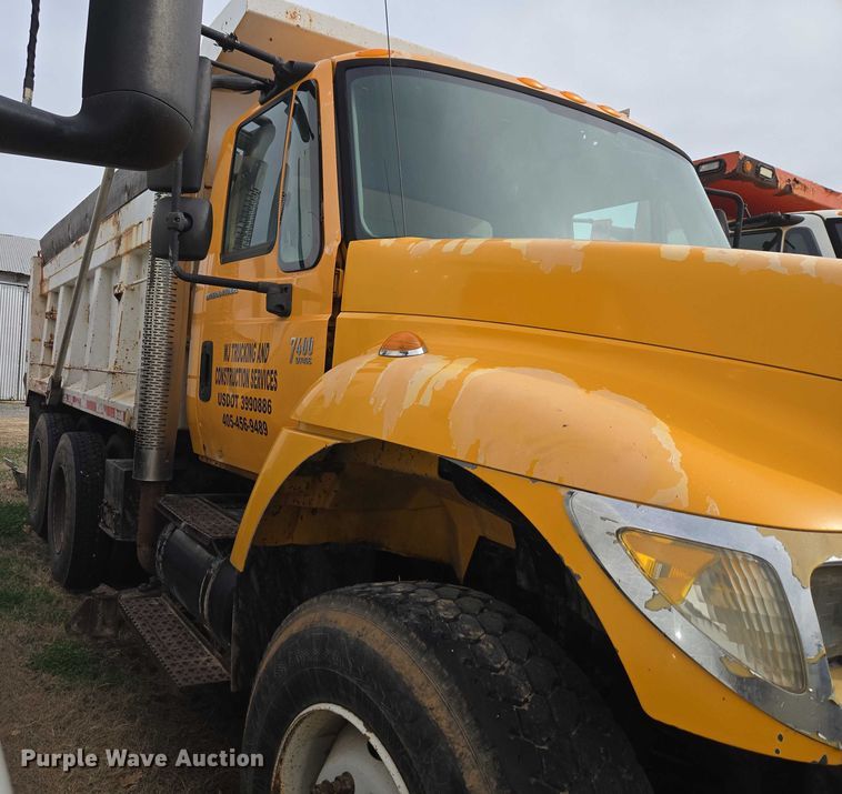 image for item ET1295 2002 International 7400 dump truck