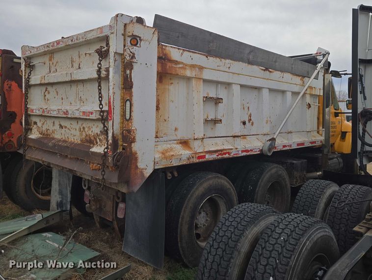 image for item ET1295 2002 International 7400 dump truck