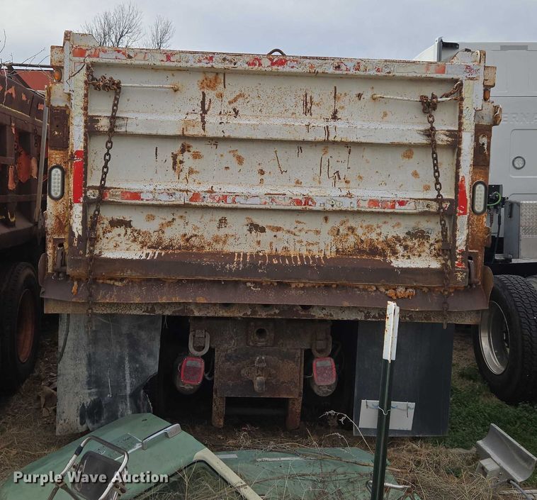 image for item ET1295 2002 International 7400 dump truck