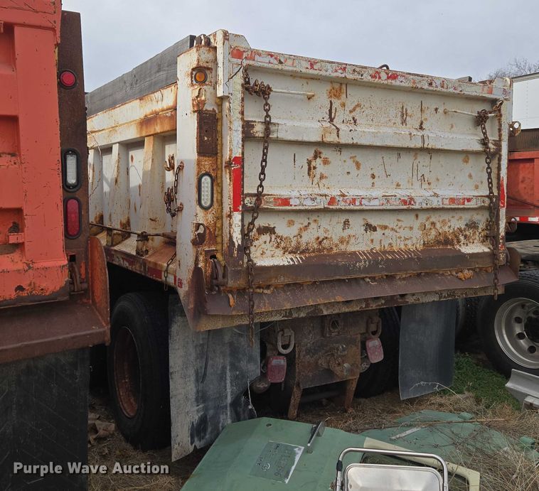 image for item ET1295 2002 International 7400 dump truck