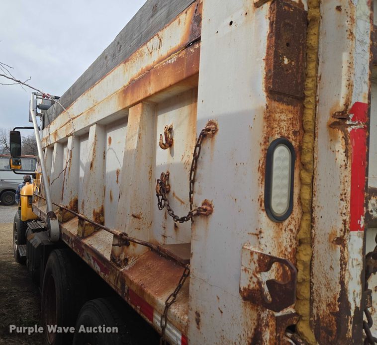 image for item ET1295 2002 International 7400 dump truck