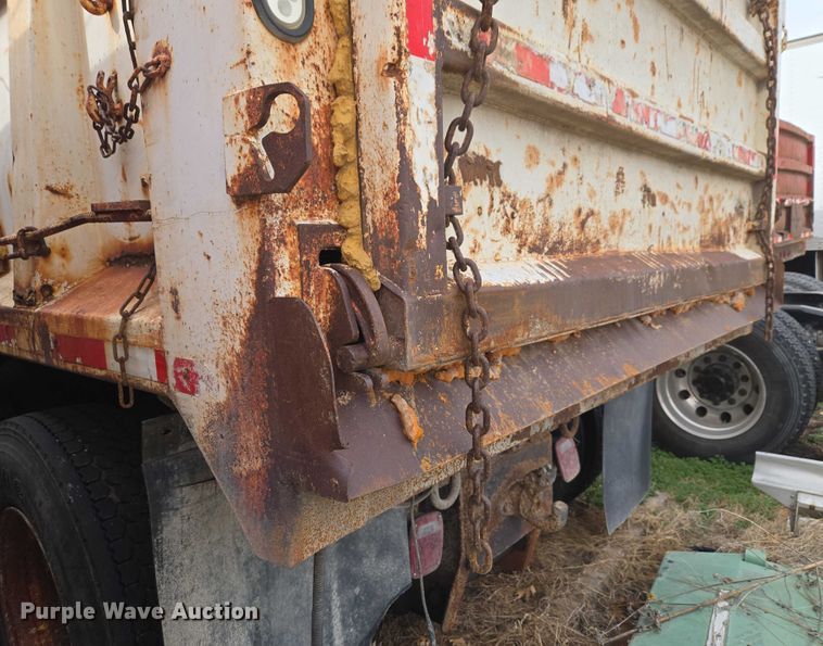 image for item ET1295 2002 International 7400 dump truck