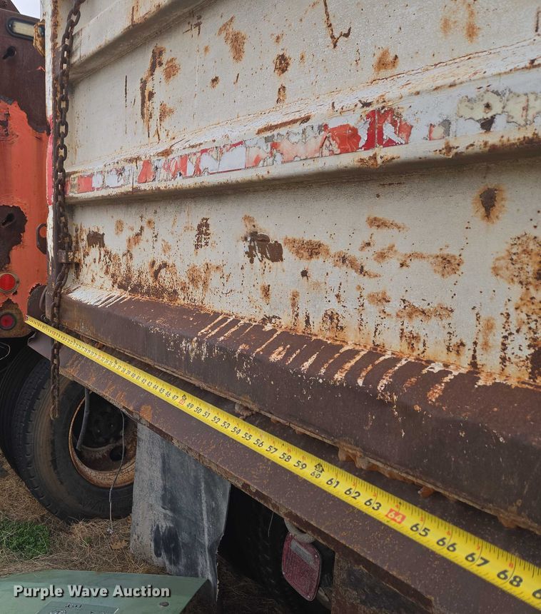 image for item ET1295 2002 International 7400 dump truck