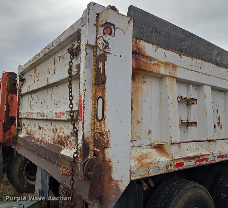 image for item ET1295 2002 International 7400 dump truck