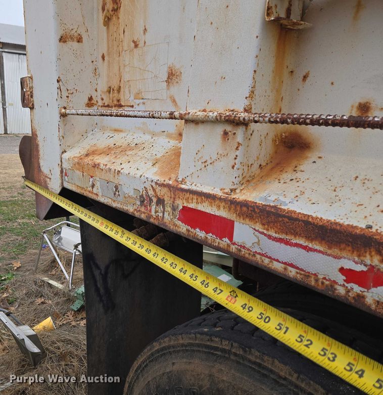 image for item ET1295 2002 International 7400 dump truck