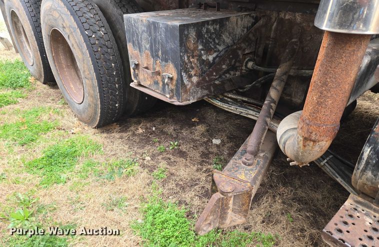 image for item ET1295 2002 International 7400 dump truck