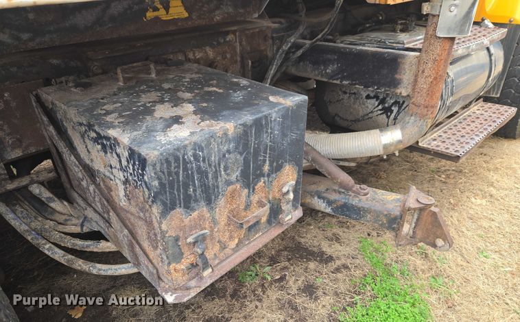 image for item ET1295 2002 International 7400 dump truck