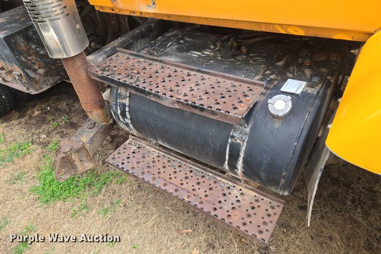 image for item ET1295 2002 International 7400 dump truck