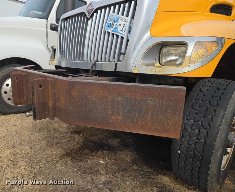 image for item ET1295 2002 International 7400 dump truck