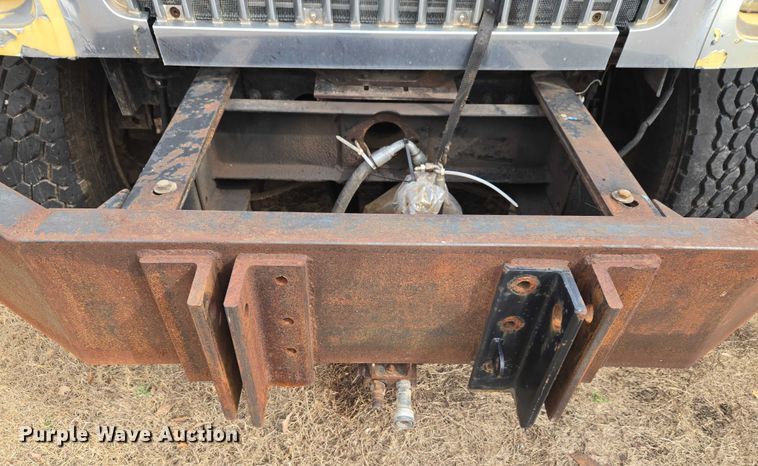 image for item ET1295 2002 International 7400 dump truck