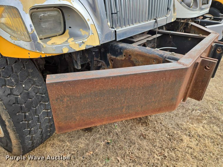 image for item ET1295 2002 International 7400 dump truck