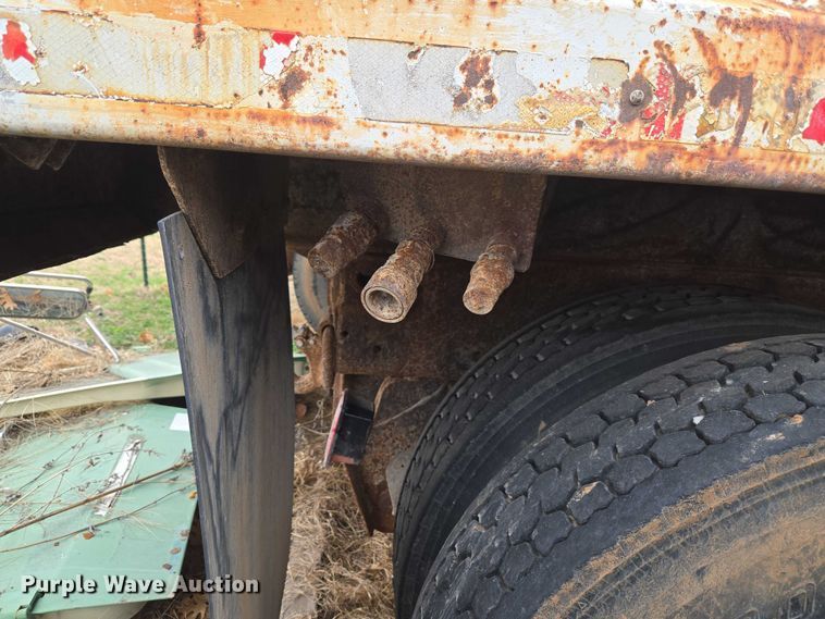 image for item ET1295 2002 International 7400 dump truck