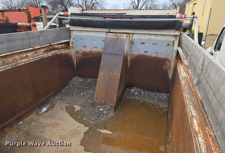 image for item ET1295 2002 International 7400 dump truck