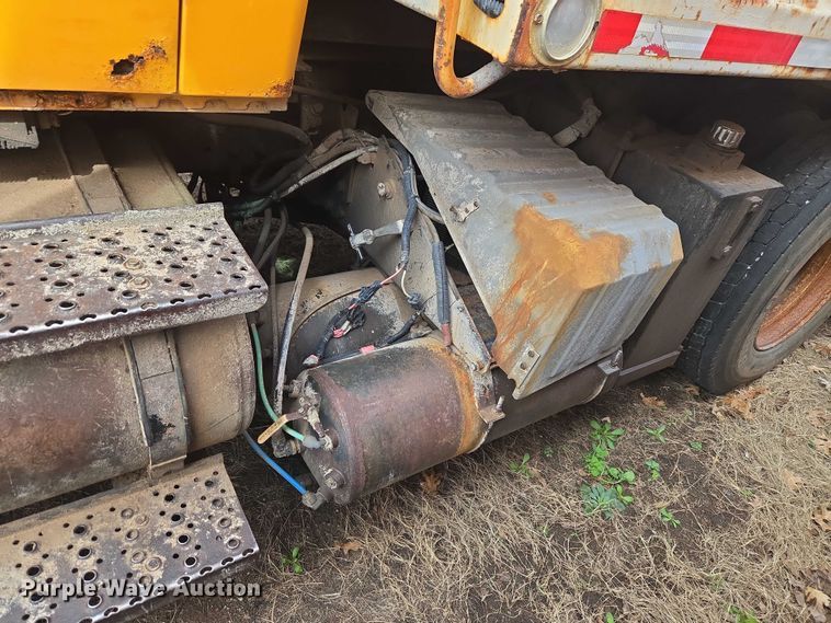 image for item ET1295 2002 International 7400 dump truck