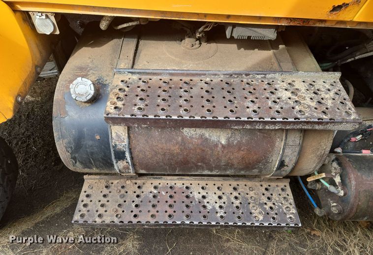 image for item ET1295 2002 International 7400 dump truck