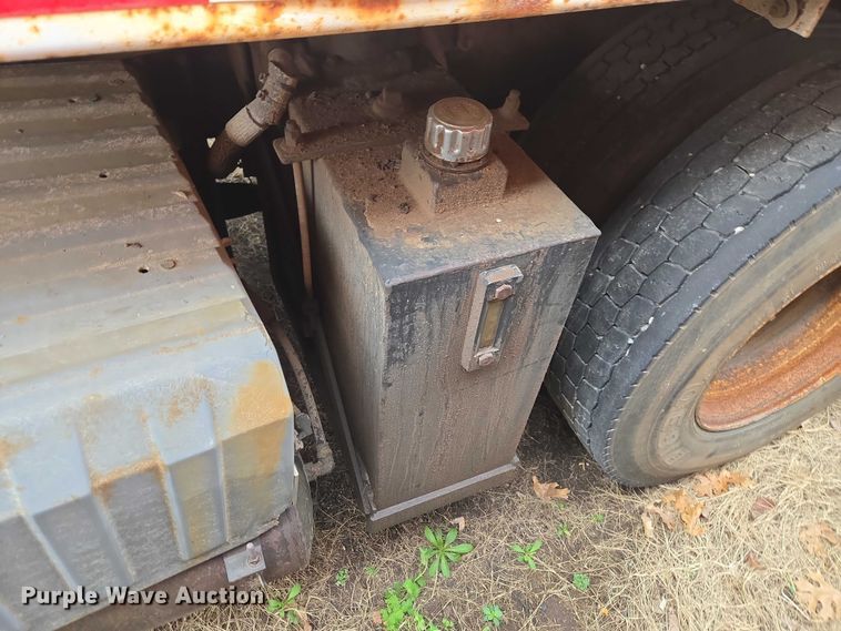 image for item ET1295 2002 International 7400 dump truck