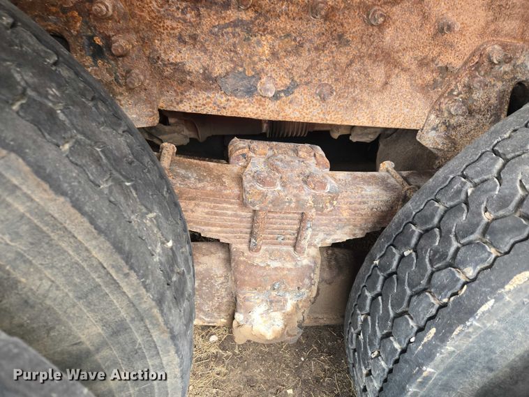 image for item ET1295 2002 International 7400 dump truck