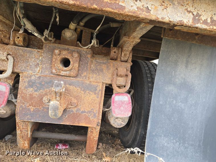 image for item ET1295 2002 International 7400 dump truck