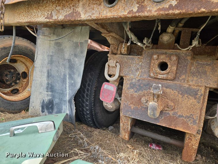 image for item ET1295 2002 International 7400 dump truck